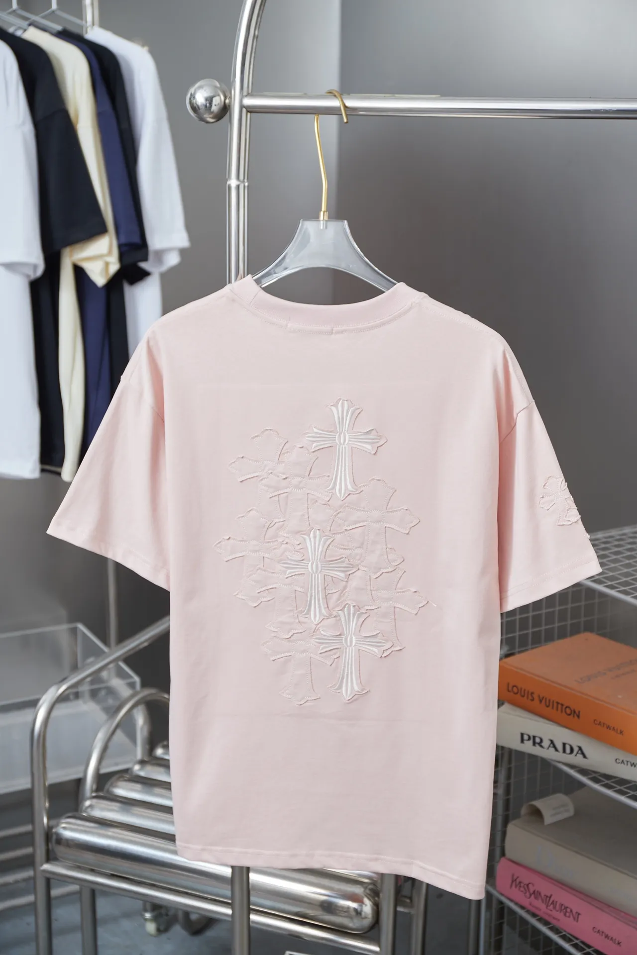 🅿️220 Ch*ome Hearte 25SS early spring new style, appliqué embroidered heart cross short sleeves, light luxury, essential item for daily commuting for men and women, correct version, welcome to compare, detailed features · 320g 100% pure cotton double yarn jersey fabric · Custom dyed in the same vat, special thickened 32 pieces double-strand 1X1 thread · Imported Tajima machine embroidery tatami embroidery ➕This cloth patch embroidery · Collar, cuffs, and hem are hand-frayed · Double-needle stitching across seams · Original main mark, washed tag, branded moisture-proof paper packaging Color: Black/White/Pink Size: S/M/L/XL